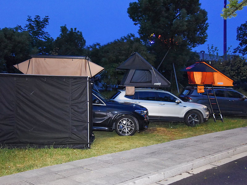 Tente de camping sur le toit avec échelle Tente de camping sur le toit avec échelle